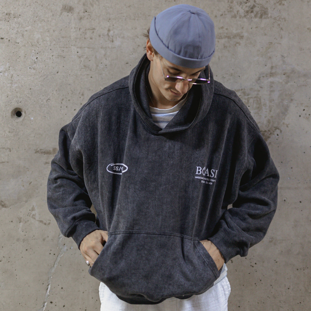 Endless Hoodie BOASI puesto por modelo, vista lateral
